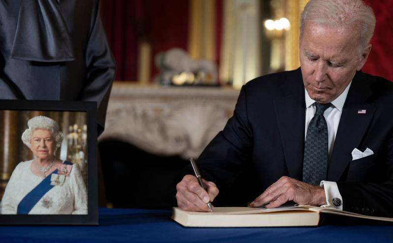 El presidente de Estados Unidos, Joe Biden, firma el libro de condolencias en Lancaster House en London este 18 de septiembre, un día antes del funeral de Isabel II.