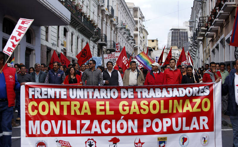 Marcha en Quito por alza de salario básico y gasolinas