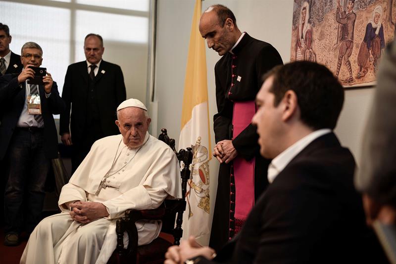 El papa pide al mundo desde Lesbos que responda &quot;de modo digno&quot; a la crisis migratoria