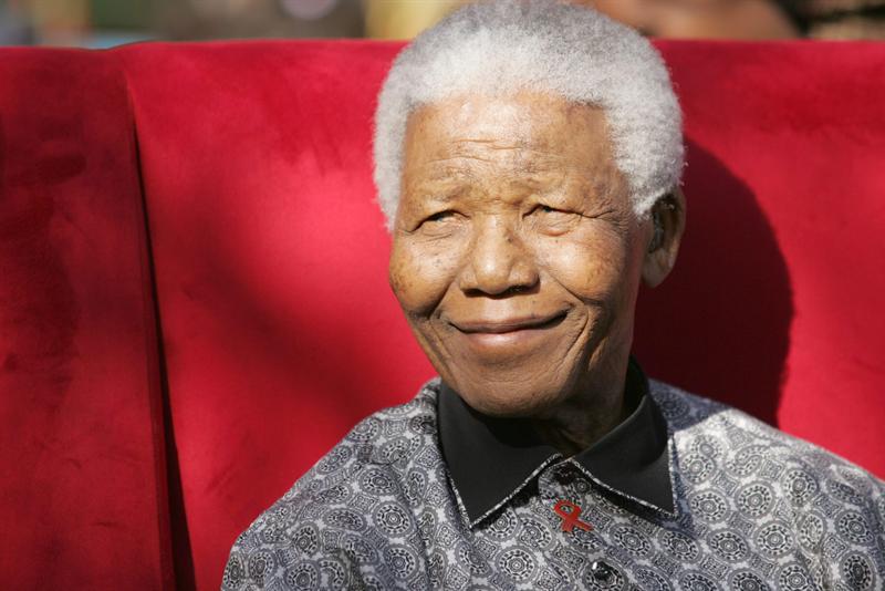 Mandela sale del hospital, pero seguirá bajo cuidados intensivos en su casa