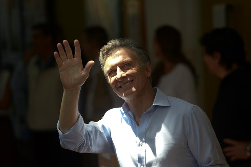 Cierra votación en Argentina y sondeos dan ganador al conservador Mauricio Macri