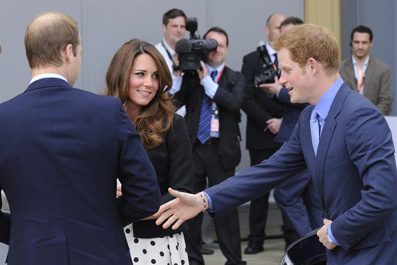 Kate Middleton luce embarazo en la primavera londinense