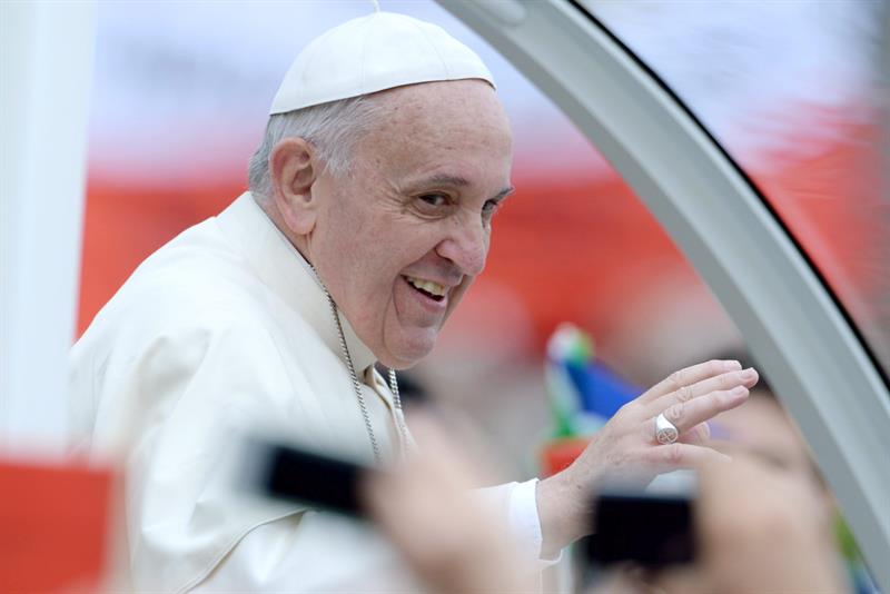 Papa Francisco entre a la multitud tras la canonización de los dos papas