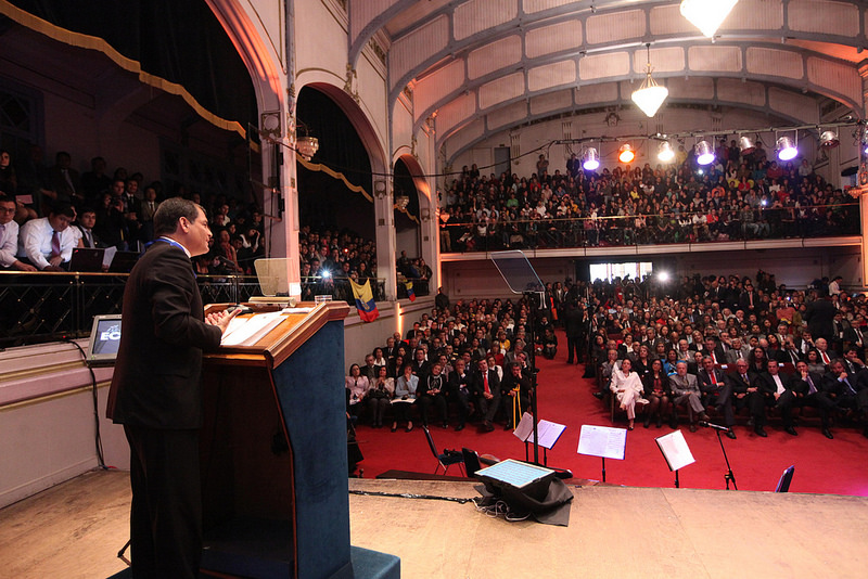 Correa presenta en Chile los logros en educación de su Gobierno