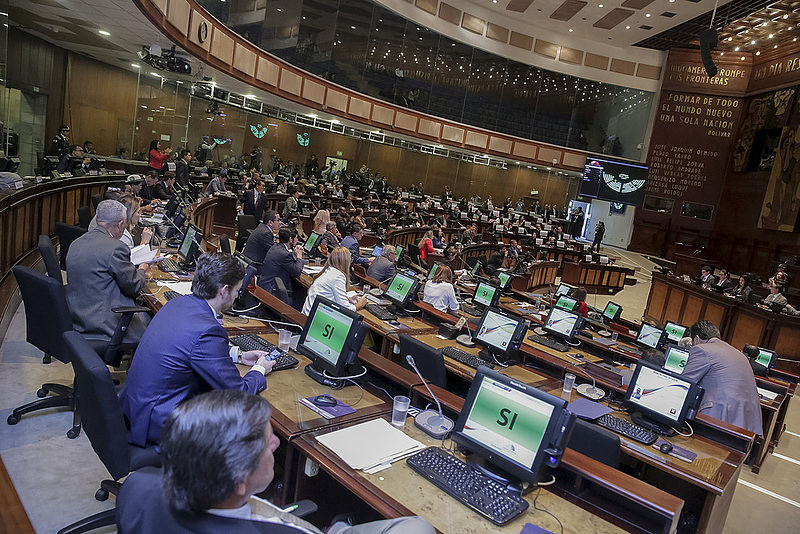 Asamblea debate cómo investigar denuncias que vincularían a presidente Moreno
