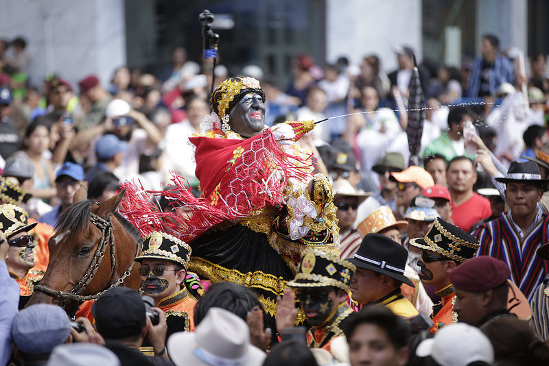 El tradicional desfile de la Mama Negra se tomó las calles de Latacunga