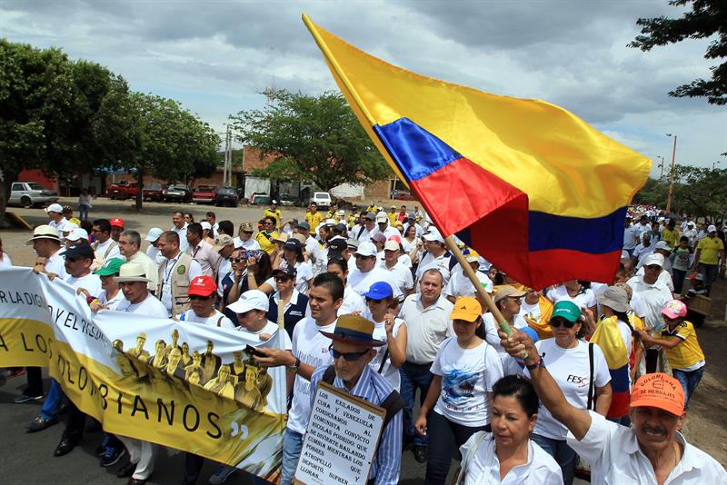 Colombianos marchan por la &quot;dignidad&quot; y la hermandad con Venezuela