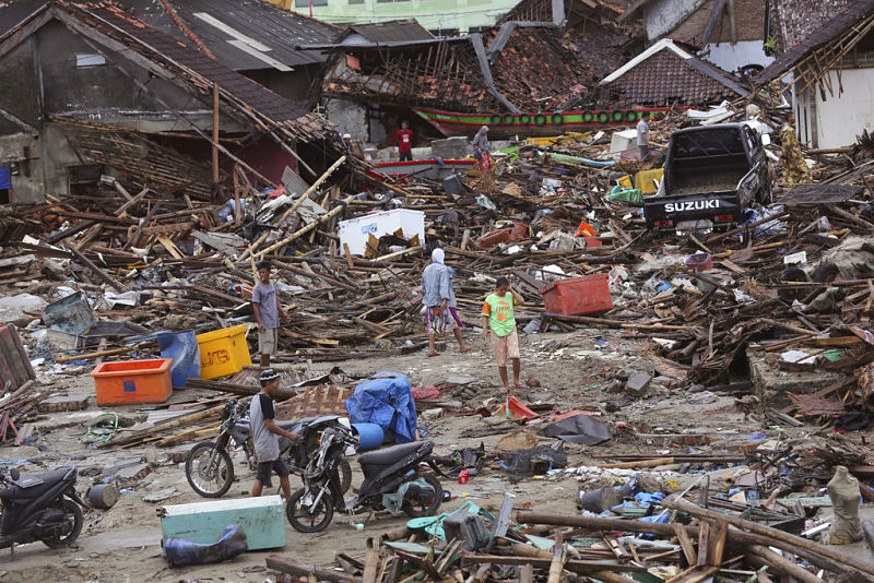 Suben a más de 400 los muertos que deja devastador tsunami en Indonesia