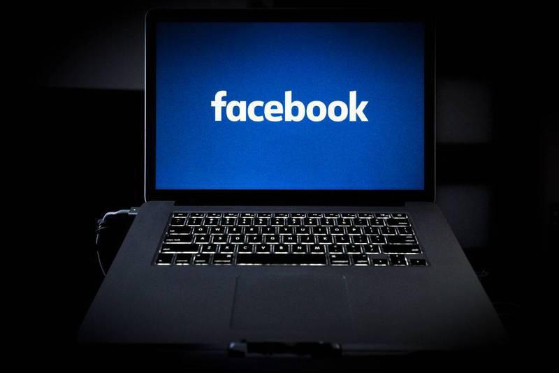 Una computadora con el logo de Facebook en la pantalla.
