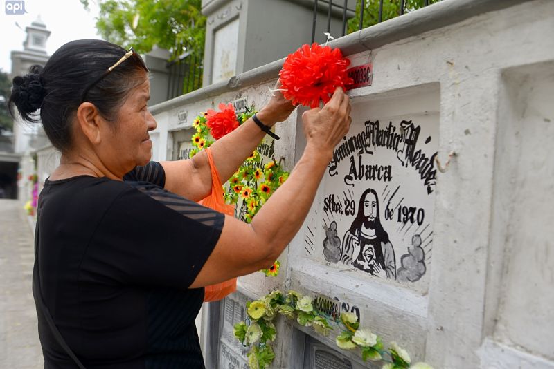 Guayaquil suspende visitas a cementerios en feriado, Cuenca las mantiene