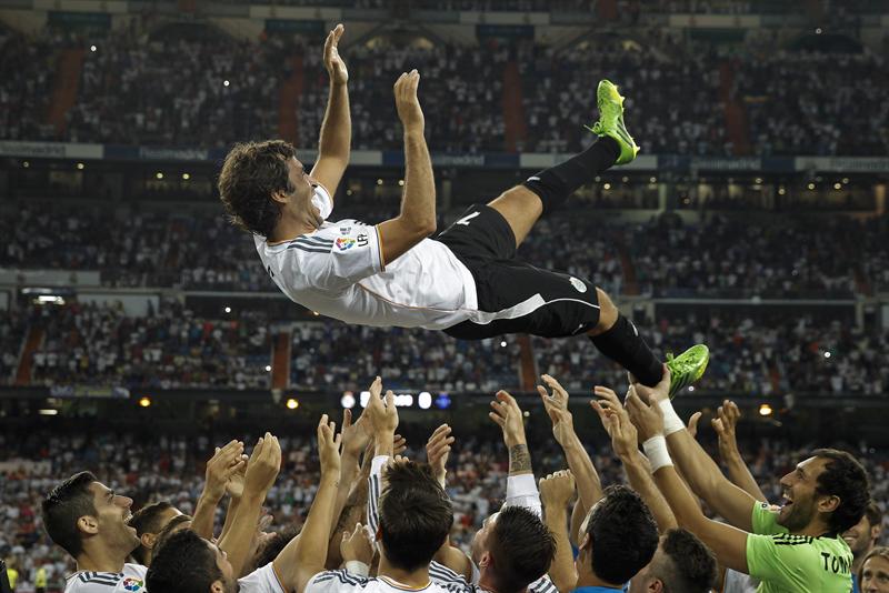 Raúl recibió un homenaje en el Santiago Bernabéu