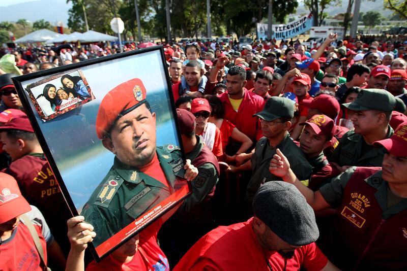 Venezolanos, en interminable romería para dar el último adiós a Chávez