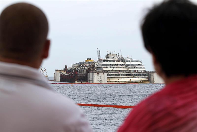 El Costa Concordia vuelve a flote dos años y medios después del desastre