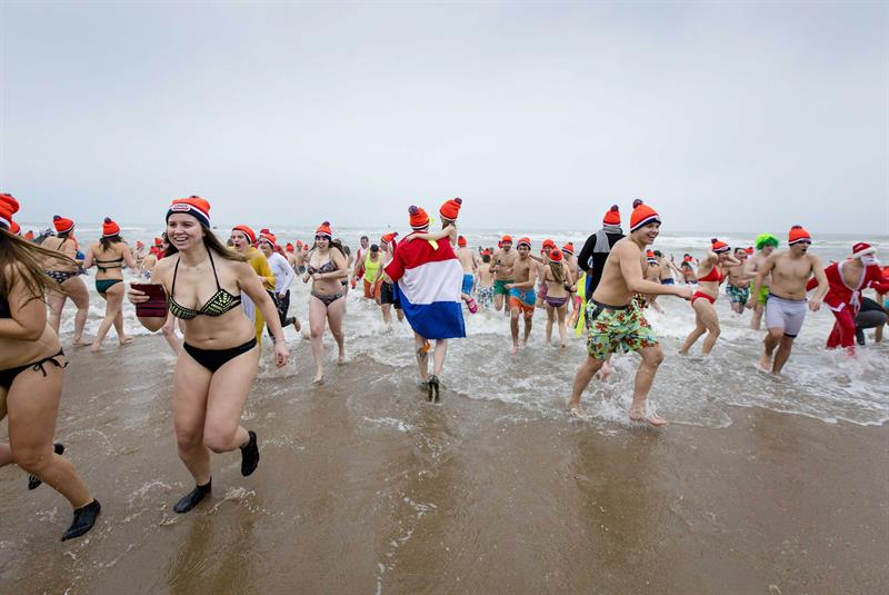 Miles de personas en Holanda se bañaron en mar helado por Año Nuevo