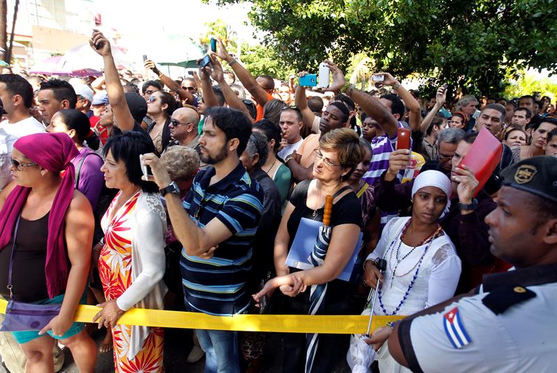 Cientos de cubanos protestan en embajada de Ecuador, en la Habana, por anuncio sobre visados