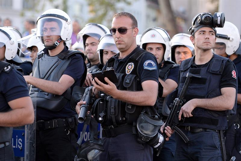 Protesta de los claveles en Taksim, desalojada por la policía turca