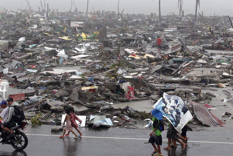 Destrucción total y completa desesperación por tifón en Filipinas