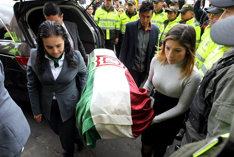 Familiares y vecinos abarrotan primer funeral por niña colombiana asesinada