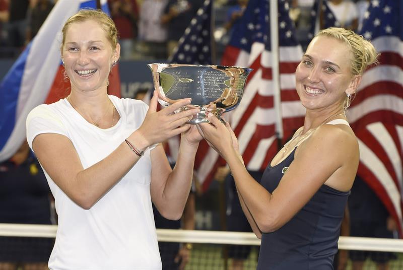 Makarova y Vesnina vencen a Hingins y Pennetta y conquistan título de dobles