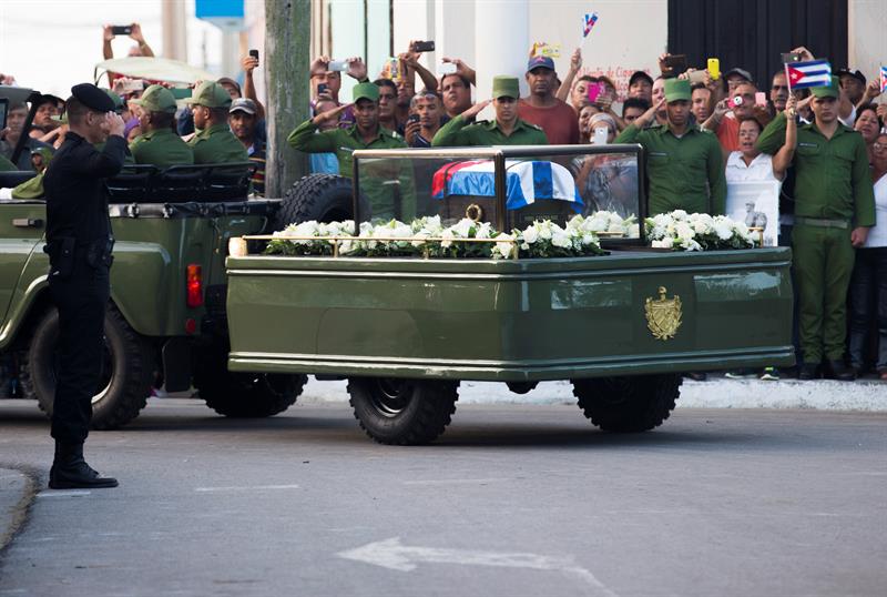 La caravana con las cenizas de Fidel Castro viaja hacia Bayamo