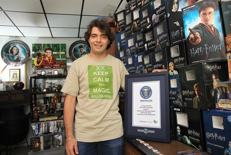 Mexicano alcanza &quot;mágico&quot; Récord Guinness con más de 3.000 piezas de Harry Potter