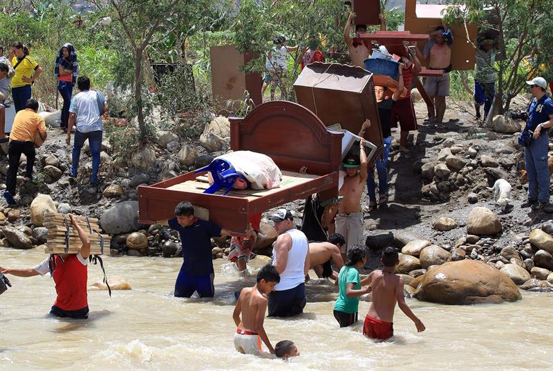 Cientos de colombianos huyen de Venezuela por temor a deportaciones