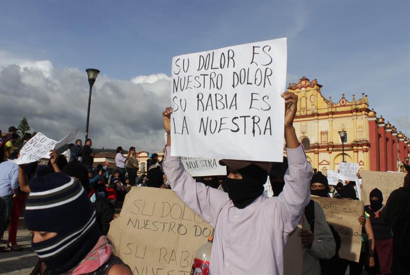 Miles de mexicanos piden al unísono que aparezcan con vida 43 estudiantes