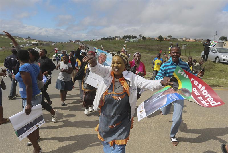 Los restos de Mandela llegan a su pueblo de Qunu para recibir sepultura