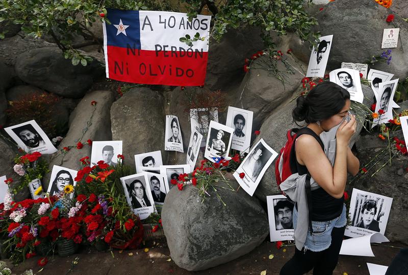 Chilenos exigen verdad y justicia tras 40 años del golpe a Allende