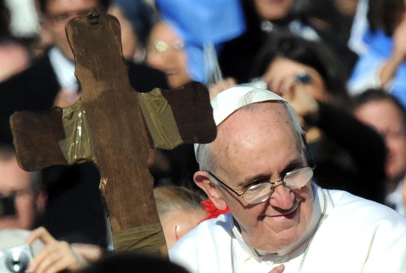 Francisco dice que el poder del papa es el servicio a los pobres