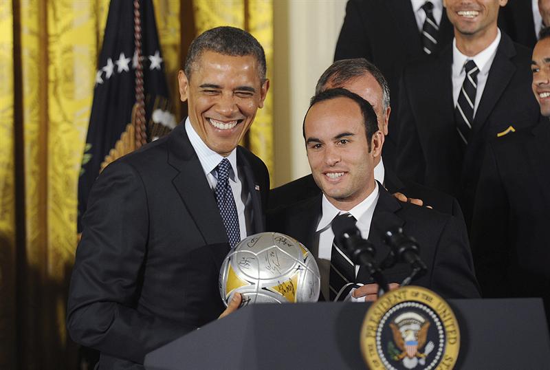 Barack Obama maniobró con un balón de fútbol al recibir al Galaxy