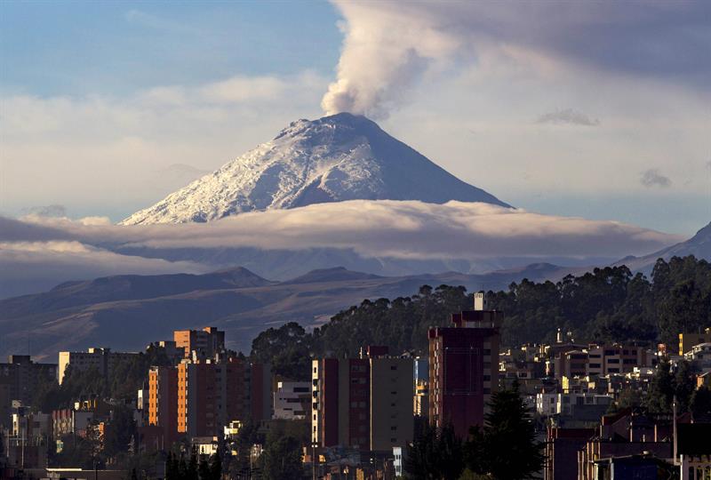 Nueva actividad del Cotopaxi reúne a autoridades para revisar acciones