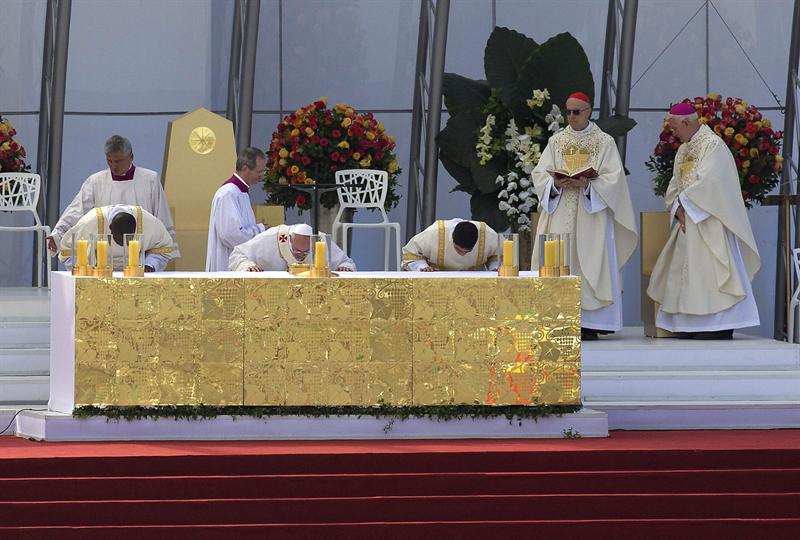 Francisco clausura la JMJ de Río con misa en la playa Copacabana
