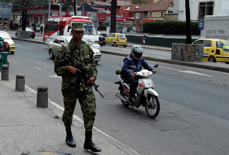 Militares con fusil al hombro vigilan calles de Bogotá, tras orden de Santos