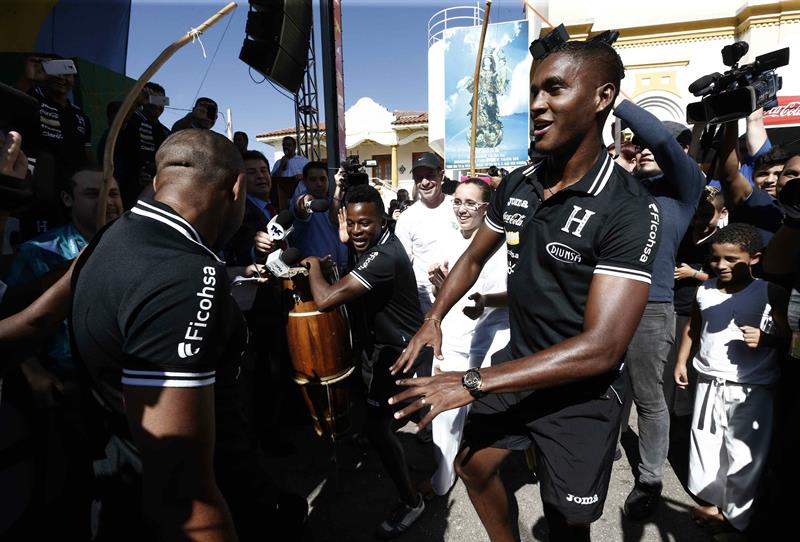 Honduras se da un baño de masas en Porto Feliz