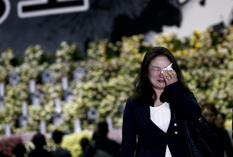 Casi 100 cuerpos permanecen aún en el ferri surcoreano hundido hace 15 días