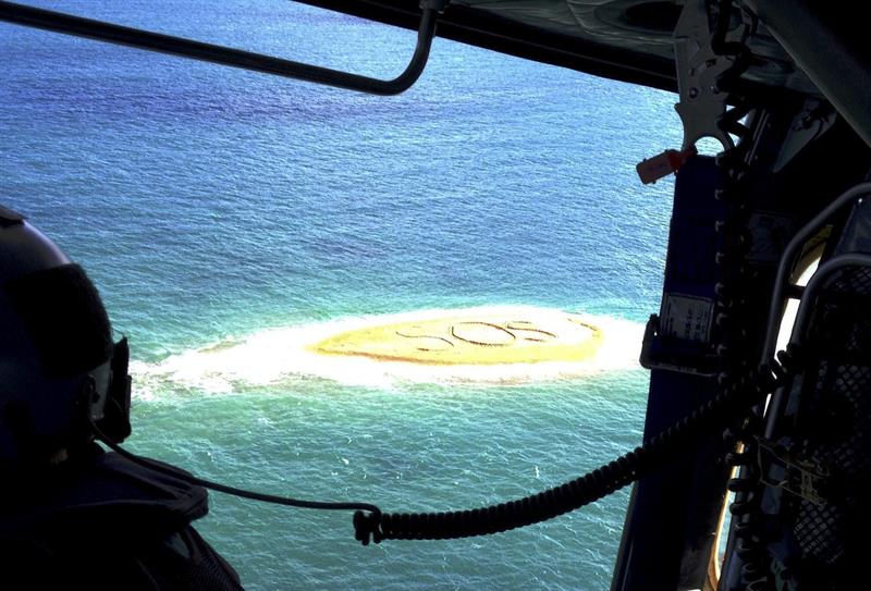 Varados en el mar fueron rescatados tras escribir un SOS gigante