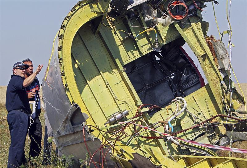 Perros policía buscarán restos de víctimas del vuelo MH17