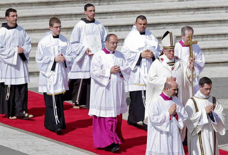 Francisco dice que el poder del papa es el servicio a los pobres