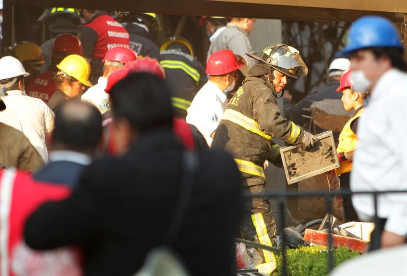Confirman 15 muertos y unos 100 heridos por explosión en sede de Pemex