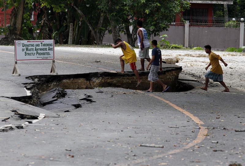 Filipinas: víctimas por sismo llegan a 144 muertos y millones de afectados