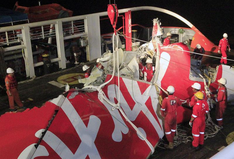 Hallan cajas negras del avión de AirAsia que se estrelló frente a Indonesia
