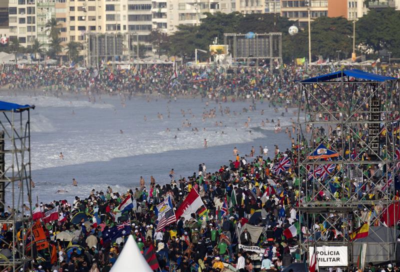 Fieles transformaron Copacabana en un campamento durante vigilia