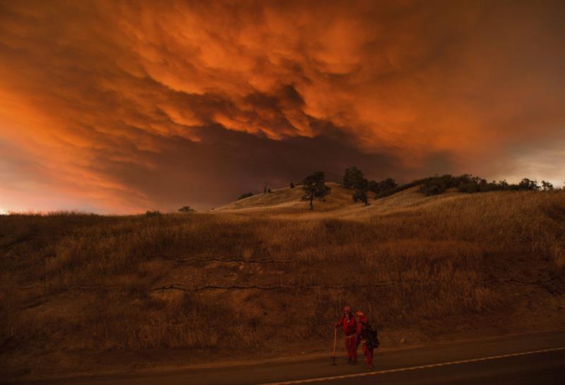 Incendios en California dejan un muerto y fuerzan miles de evacuaciones