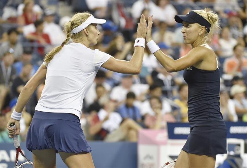 Makarova y Vesnina vencen a Hingins y Pennetta y conquistan título de dobles