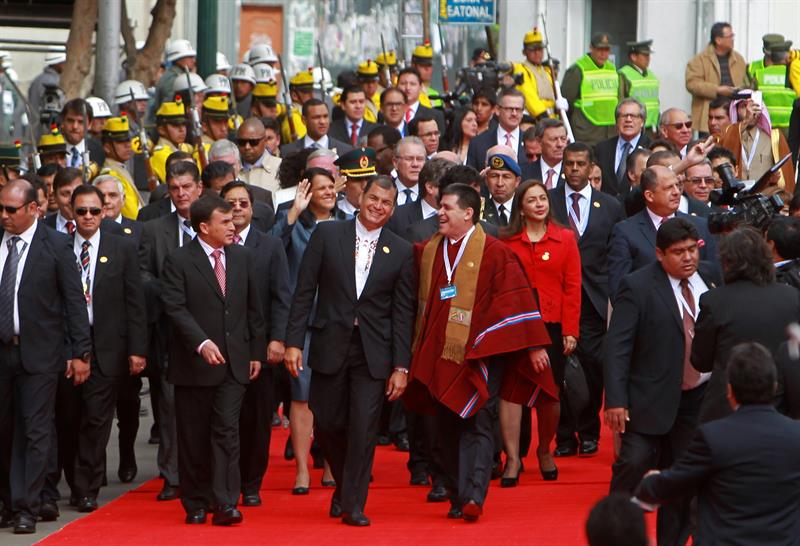 Evo Morales jura tercer mandato con fuerte apoyo y amenaza de crisis