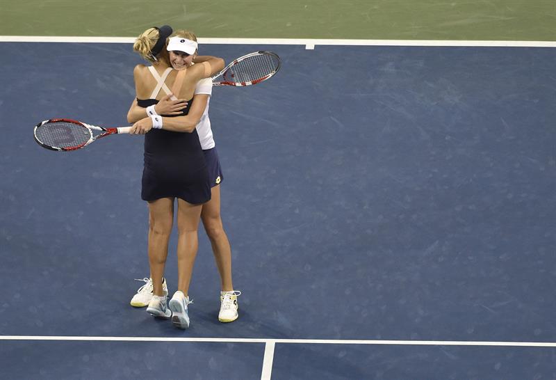 Makarova y Vesnina vencen a Hingins y Pennetta y conquistan título de dobles