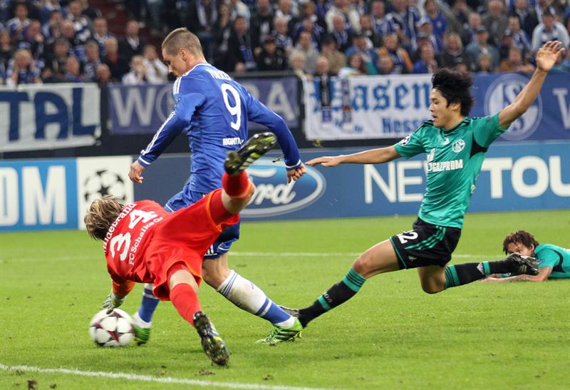 Fernando Torres lidera la goleada del Chelsea ante el Schalke 04
