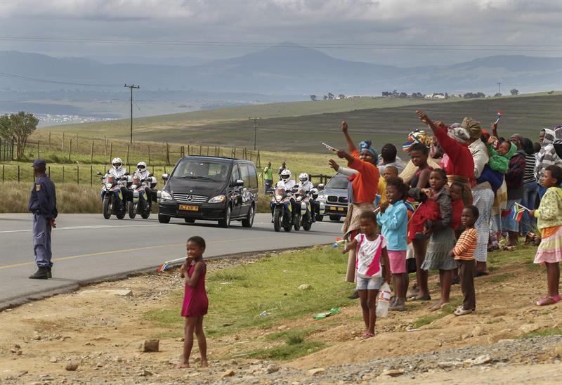 Los restos de Mandela llegan a su pueblo de Qunu para recibir sepultura