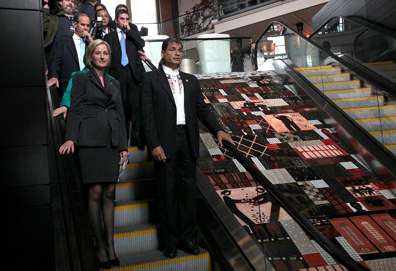 Correa visita una cárcel convertida en hotel al iniciar una gira por EE.UU.